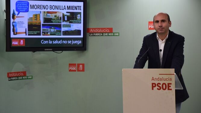 El socialista Francisco Conejo explica la posición de su partido sobre la sanidad pública ayer en Málaga.