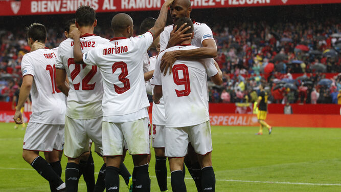 N'Zonzi es abrazado por sus compañeros después de marcar su soberbio gol al Atlético de Madrid.