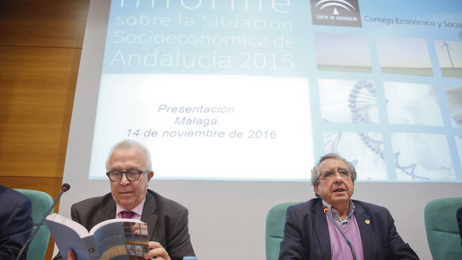 El consejero de Empleo, José Sánchez Maldonado, a la izquierda, ayer junto al rector de la Universidad de Málaga.