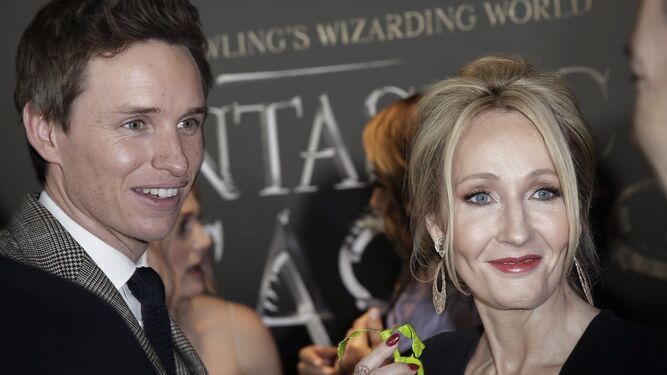 Eddie Redmayne junto a J. K. Rowling en el estreno de la película en Nueva York.
