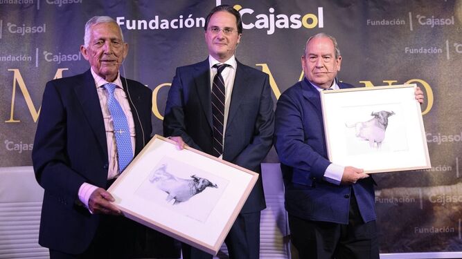 Paco Camino y Carlos Abella, con unos lienzos de Ricardo Suárez.