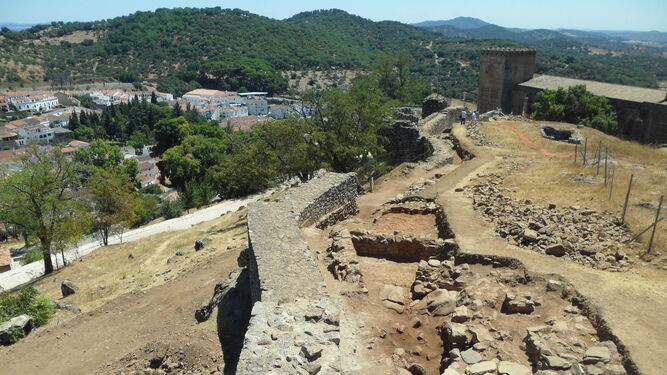 Excavaciones arqueológicas en el recinto del castillo.