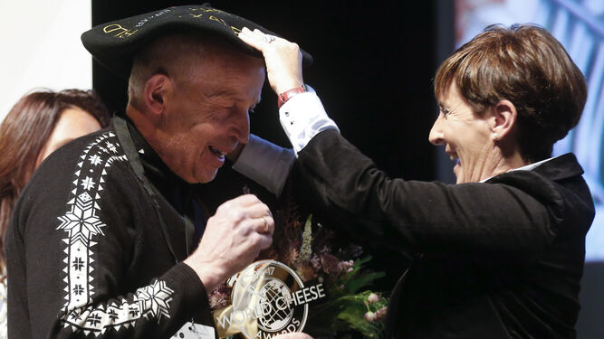El noruego Gunnar Waager (i) recibe el galardón al mejor queso del mundo en los World Cheese Awards.