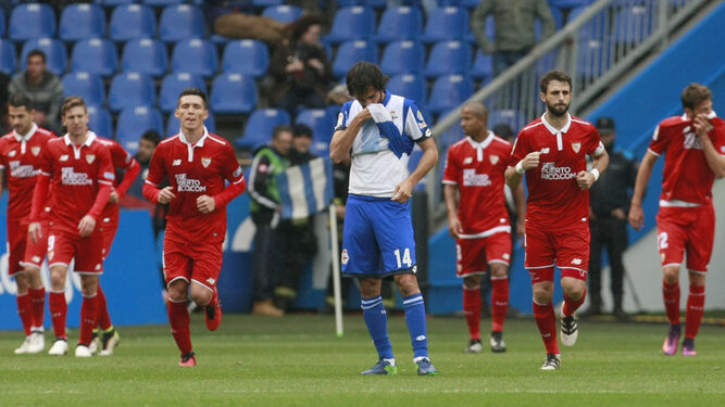 Arribas se lamenta mientras Vitolo, Vietto, Kranevitter, Mariano y Pareja vuelven a su campo tras celebrar el gol del triunfo.