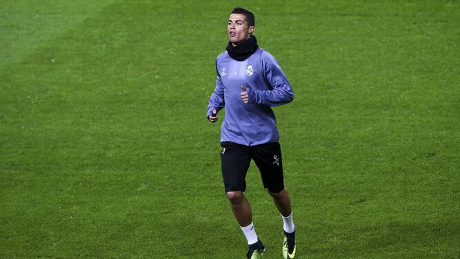 Cristiano Ronaldo se ejercita en solitario sobre el césped del José Alvalade lisboeta.