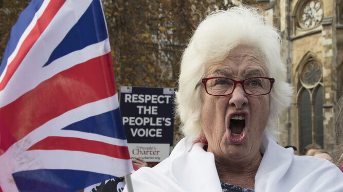 Una mujer celebra la victoria del 'brexit'.