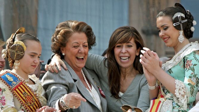 Rita Barberá y Alicia Sánchez-Camacho, junto a las falleras mayores de 2011.