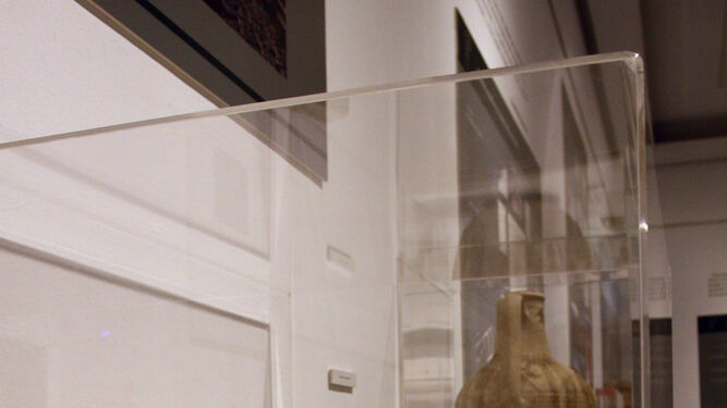 Una vitrina en el Museo de Huelva con piezas arqueológicas en la exposición de Sáltes.