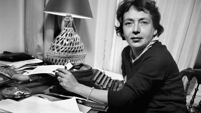 La escritora, guionista y directora de cine francesa Marguerite Duras (Gia Dinh, Vietnam, 1914 - París, 1996).