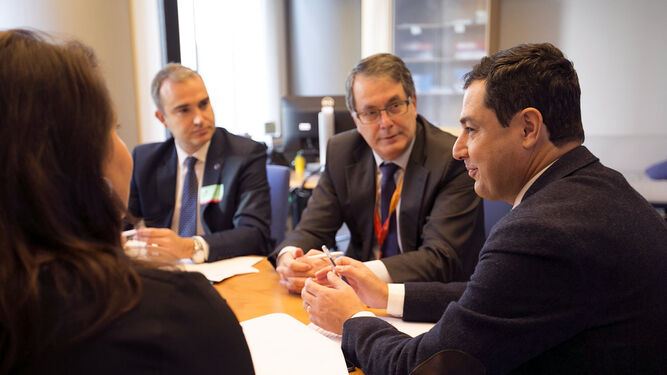 Juanma Moreno ayer en Bruselas con el diplomático Nicolás Pascual de la Parte a su derecha.