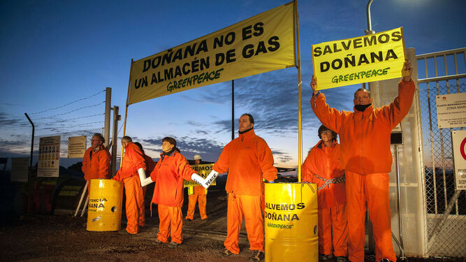 Activistas de Greenpeace, ayer en su acción contra el proyecto de gas en Doñana.