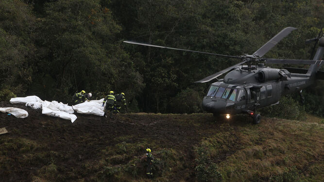 Un helicóptero de rescate junto a varios cuerpos.