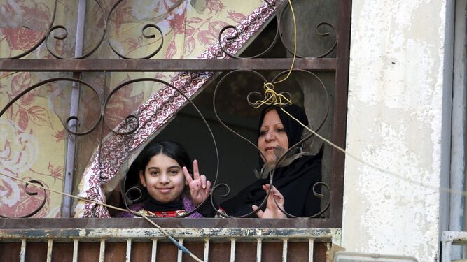 Una mujer y su hija miraban el domingo por la ventana mientras fuerzas iraquíes toman posiciones en Mosul.