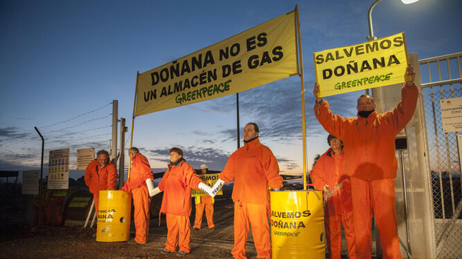 Activistas de Greenpeace en las instalaciones de Gas Natural, ayer.