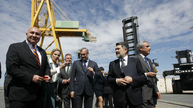 Inauguración de la terminal de contenedores el mes de abril junto con el anuncio de las intenciones del Puerto de buscar una salida en Sevilla.