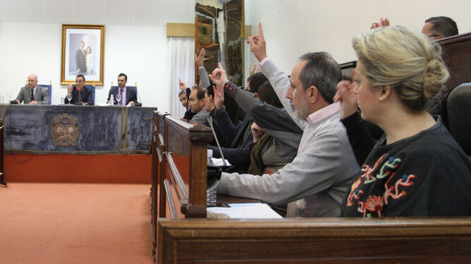 Momento de la votación a la propuesta de acuerdo y primera convocatoria para la Edusi.