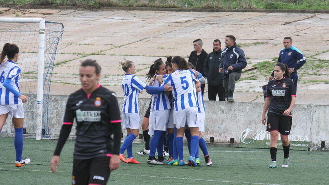 Las jugadoras del Cajasol Sporting celebran uno de los goles ante la desolación de sus rivales. Abajo, otro lance del encuentro de ayer.
