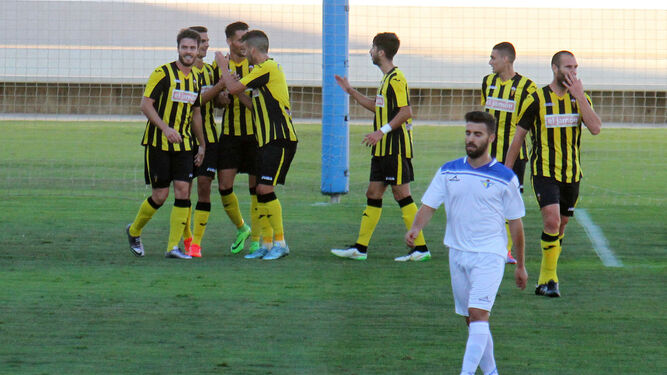Los jugadores del San Roque celebran uno de los goles conseguidos esta campaña ante el Écija.