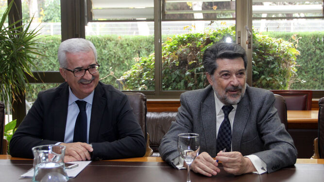 Jiménez Barrios junto a Javier Barrero en una visita del primero a la Autoridad Portuaria de Huelva.