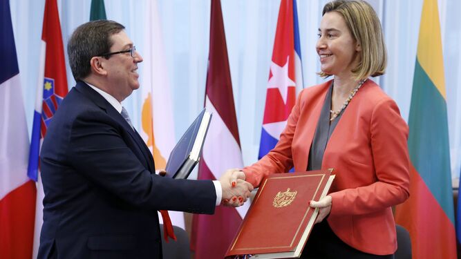 La jefa de la diplomacia europea, Federica Mogherini, y el ministro cubano de Exteriores, Bruno Rodríguez, durante la firma del acuerdo ayer en Bruselas.
