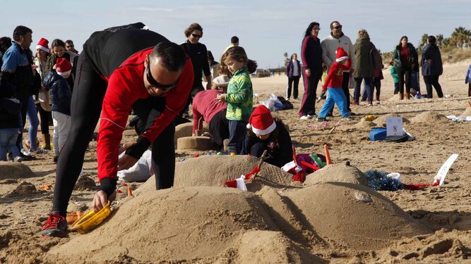 La playa se llenó de actividad en la mañana de ayer aunque sólo un muñeco navideño se llevó el premio. La obra ganadora figura en la foto superior de la izquierda.