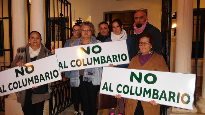 Vecinos de El Rocío protestaron ayer en el Ayuntamiento por el proyecto del columbario.