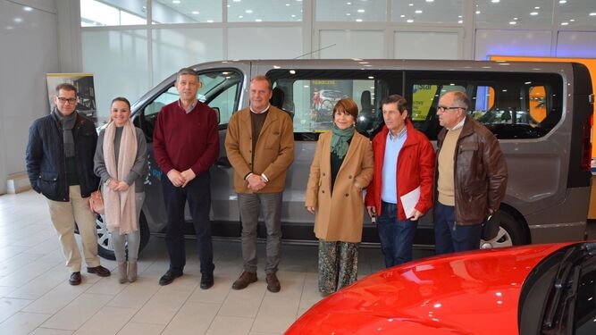 Autoridades y representantes de las entidades que han hehco posible la entrega del nuevo vehículo a Feafes.