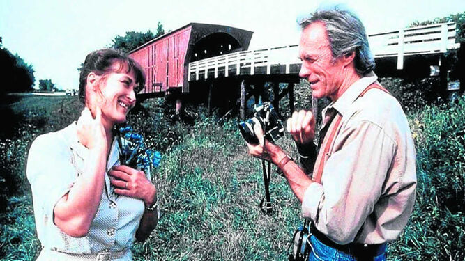 Meryl Streep conversa con Clint Eastwood en una escena de 'Los puentes de Madison' (1995).