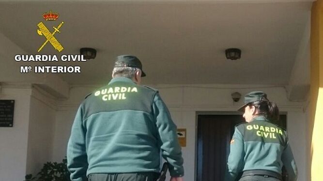 Agentes de la Guardia Civil se disponen a entrar a una de las viviendas donde se produjeron los robos.
