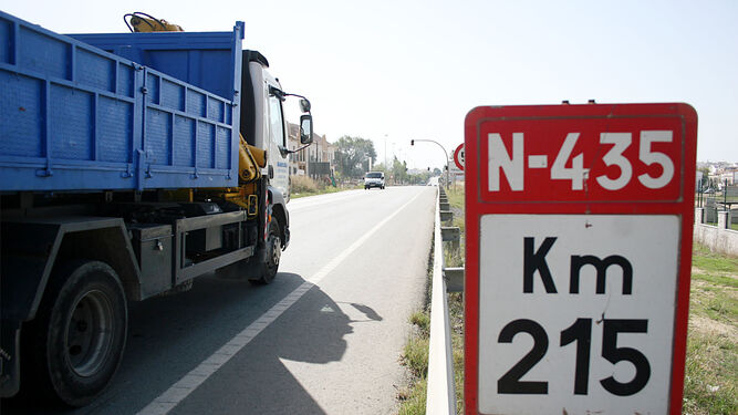 Un camión circula por la carretera nacional que comunica Huelva con Badajoz.