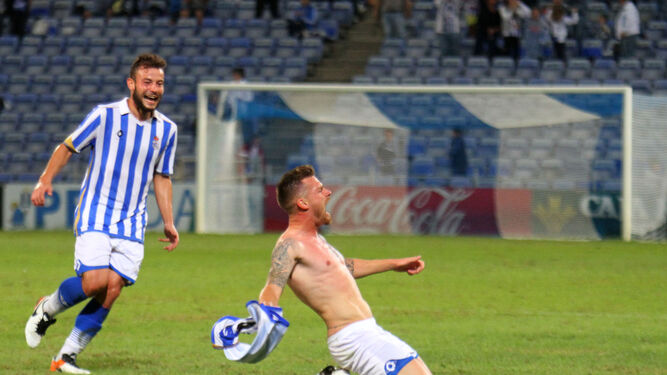 Iván Aguilar celebra un gol con el Recreativo.