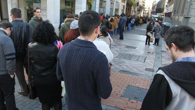 Cientos de personas guardan cola en espera de un trabajo