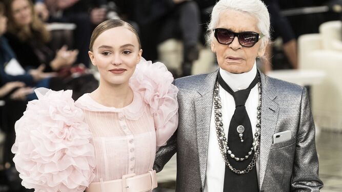 Lily Rose Depp cerró el desfile con un vistoso vestido rosa y acompañó a Lagerfeld en su saludo.