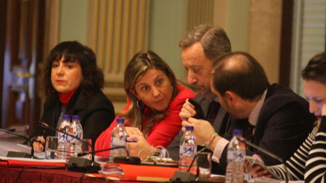 La segunda teniente de alcalde de Economía y Hacienda conversa con sus compañeros Manuel Gómez y José Fernández al inicio del Pleno.