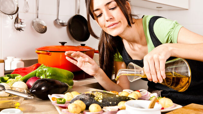 La alimentación debe caracterizarse por un alto consumo de verduras, frutas y legumbres, alimentos ricos en fibra.