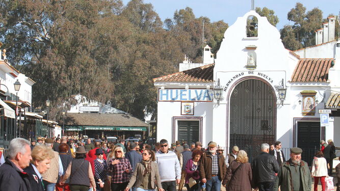 Numerosas personas pasean en la zona donde se ubica la Hermandad de Huelva, ayer.