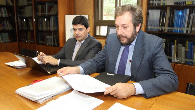 Jaime Beltrán (i) y Javier Capital de la Autoridad Portuaria abren el sobre con la propuesta económica de Termisur.