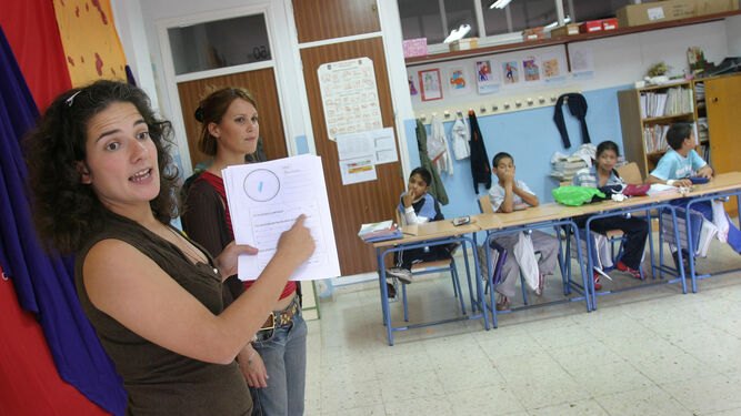 Alumnos escuchan las explicaciones durante un taller sobre alimentación saludable en un colegio público.