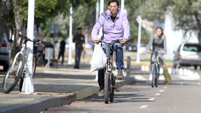 Dos jóvenes circulan por el tramo de carril bici del Campus Universitario.