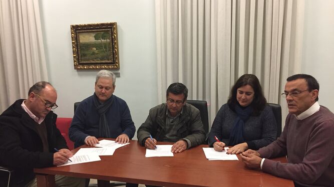 Momento de la firma del acuerdo para evitar la moción de censura en Aljaraque.