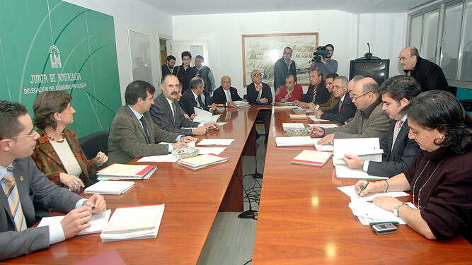 Reunión de la comisión de redacción del POT de la Costa Occidental de Huelva, en diciembre de 2015.