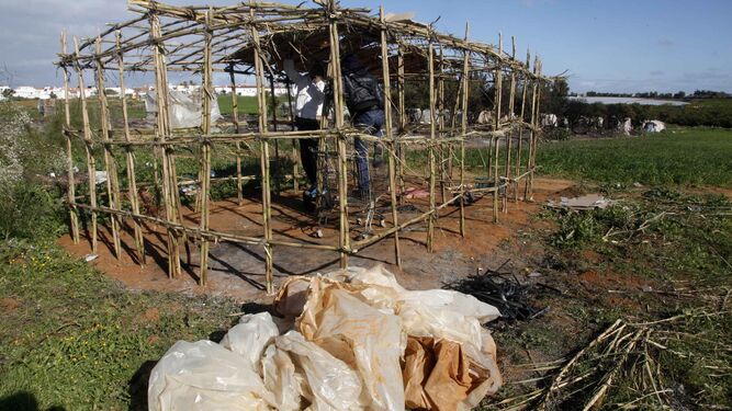 Construcción de una chabola en un asentamiento de inmigrantes en Huelva.