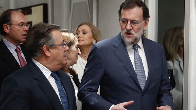 Rajoy, conversando con Zoido.