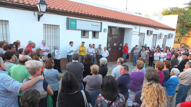 El alcalde de Zalamea, Marcos Toti, se dirige a los vecinos a las puertas del centro de salud.
