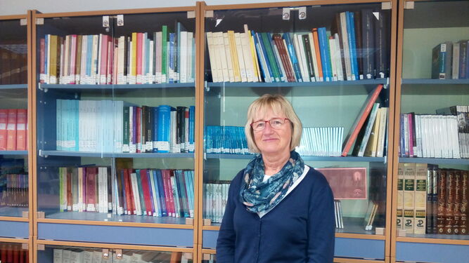 Marion Zinn, fotografiada en la biblioteca del IES Pérez Mercader.
