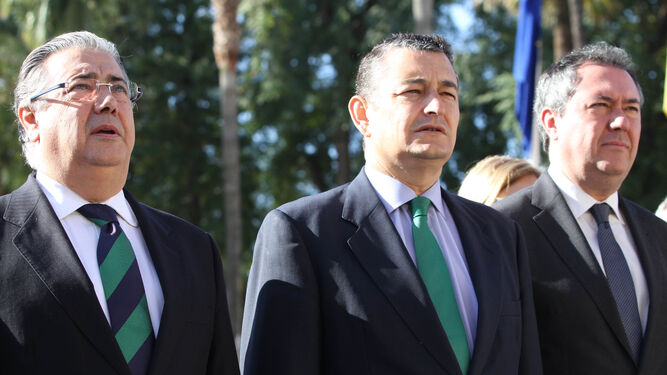 Juan Ignacio Zoido, Antonio Sanz y Juan Espadas durante el himno.