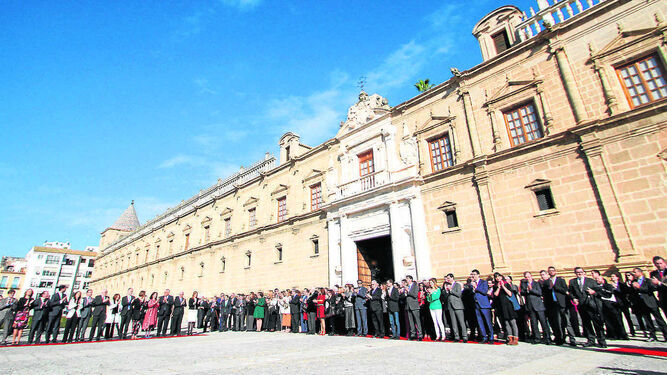 Parlamentarios y dirigentes políticos aplauden ayer tras la izada de la bandera de Andalucía, ayer en el Parlamento.