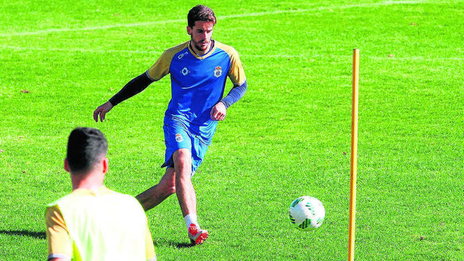 Rafa de Vicente toca el esférico durante un entrenamiento de la pasada semana en el Nuevo Colombino.