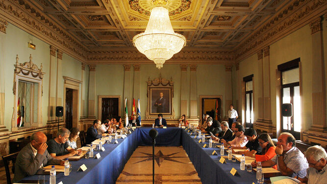 Reunión de la Mesa de Fosfoyesos en el salón de plenos del Ayuntamiento de la capital.