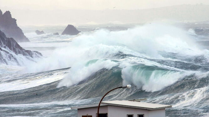 Una ola gigante azota la costa.